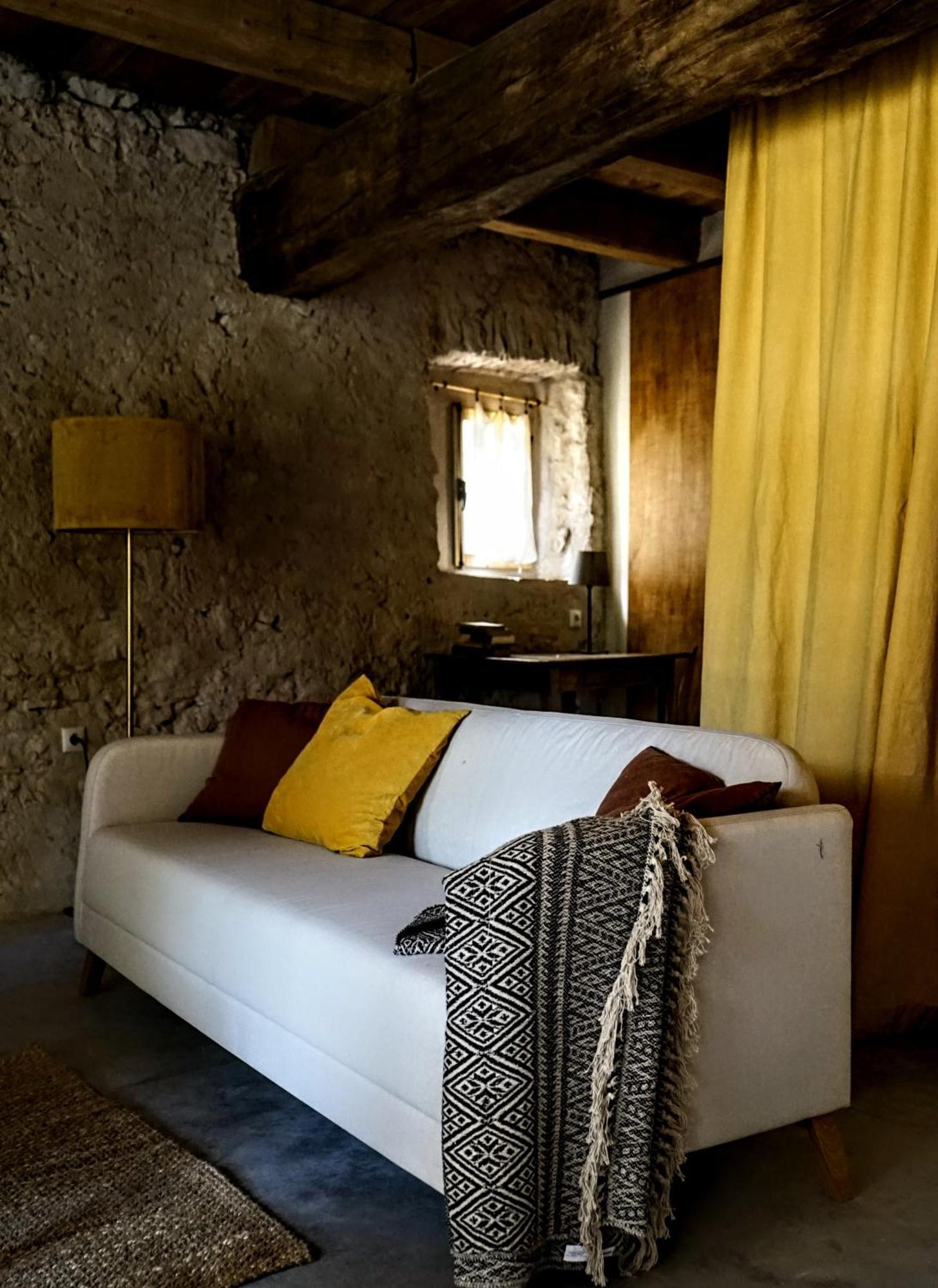 Sant Jordi Desvalls Can Tat, Loft In A Old Coach House מראה חיצוני תמונה